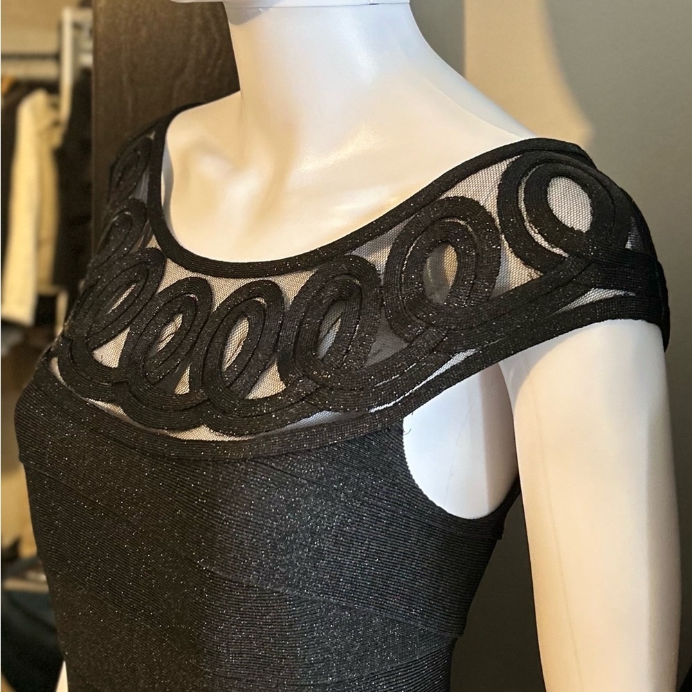 STUNNING , Elegant black dress by CARMEN MARC VALVO in size medium